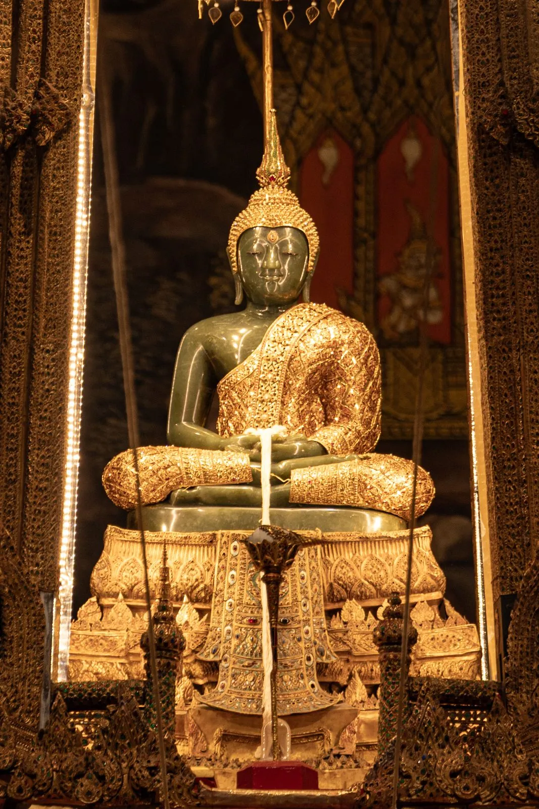 พระแก้วมรกตในเครื่องทรงฤดูฝน ประดิษฐานในบุษบกทองคำ วัดพระศรีรัตนศาสดาราม