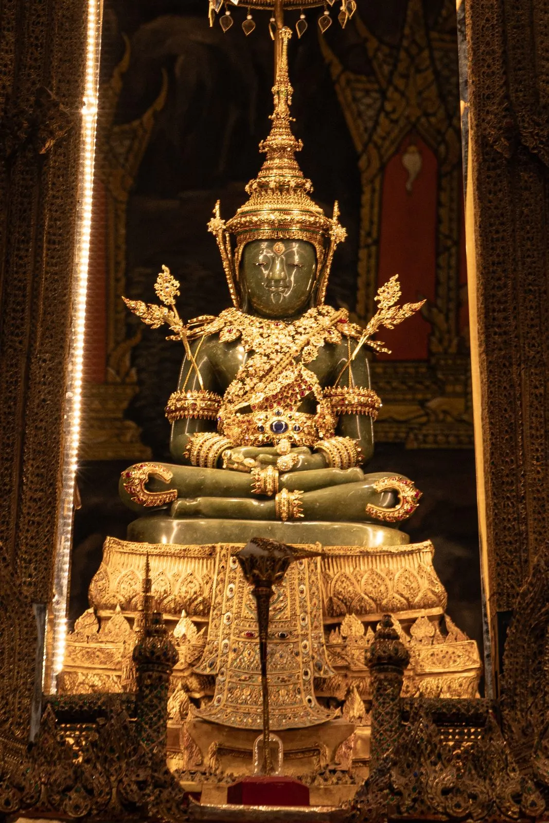 พระแก้วมรกตในเครื่องทรงฤดูร้อน ประดิษฐานในบุษบกทองคำ วัดพระศรีรัตนศาสดาราม