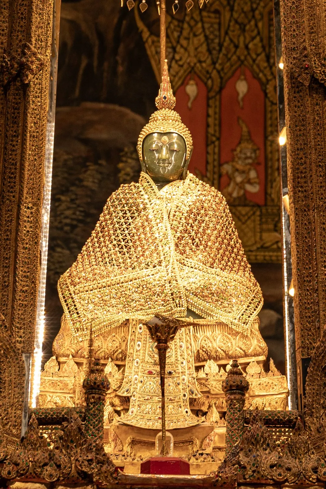 พระแก้วมรกตในเครื่องทรงฤดูหนาว ประดิษฐานในบุษบกทองคำ วัดพระศรีรัตนศาสดาราม