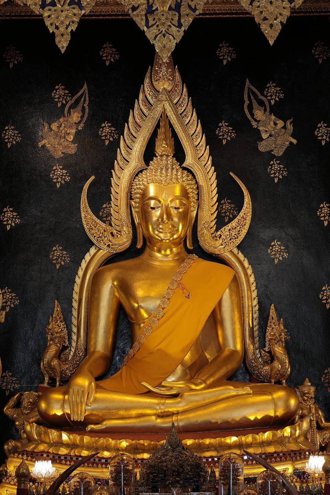 พระพุทธชินราช พระประธานในพระวิหารวัดพระศรีรัตนมหาธาตุ พิษณุโลก