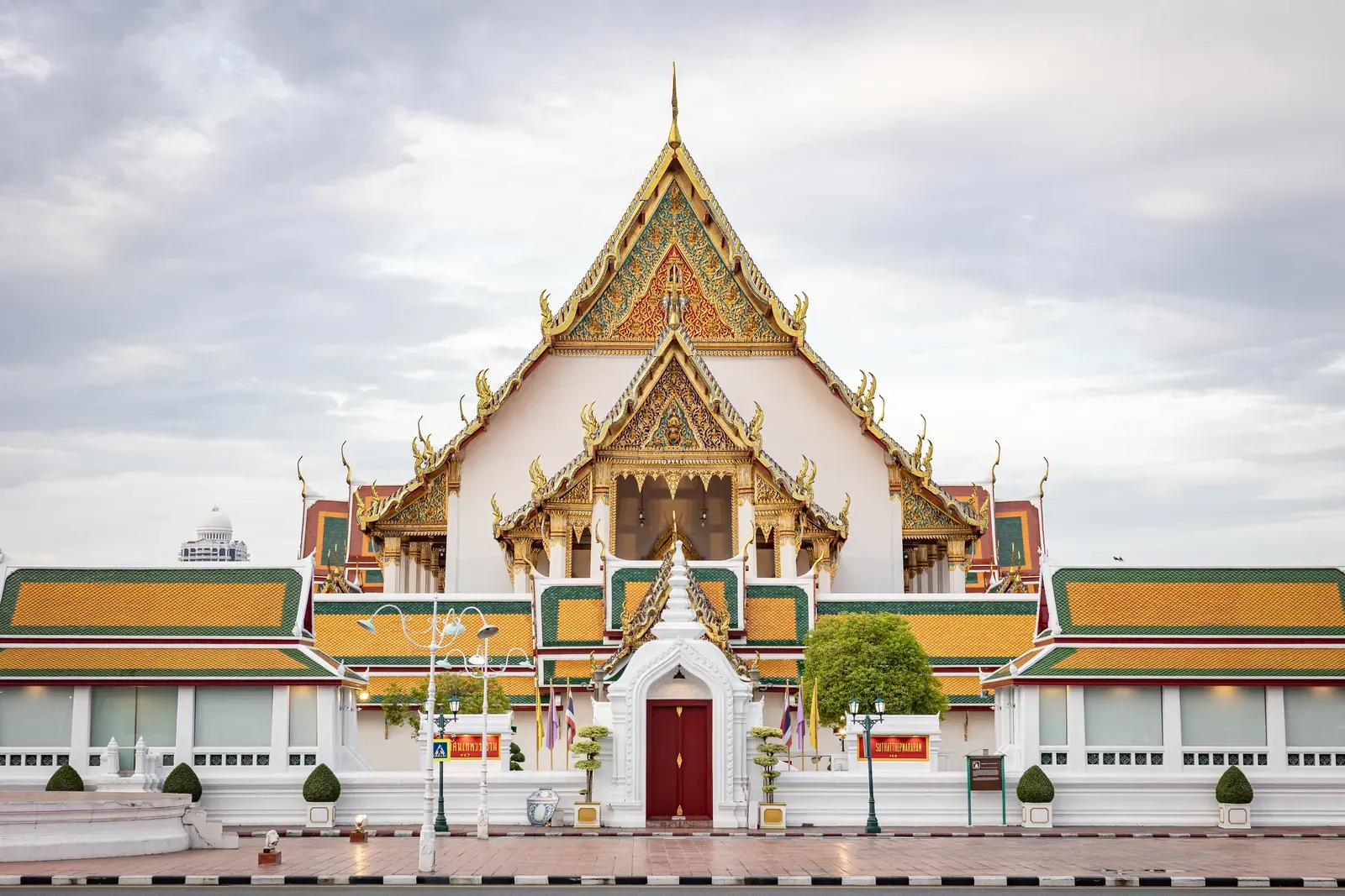 ด้านหน้าพระวิหารวัดสุทัศนเทพวราราม